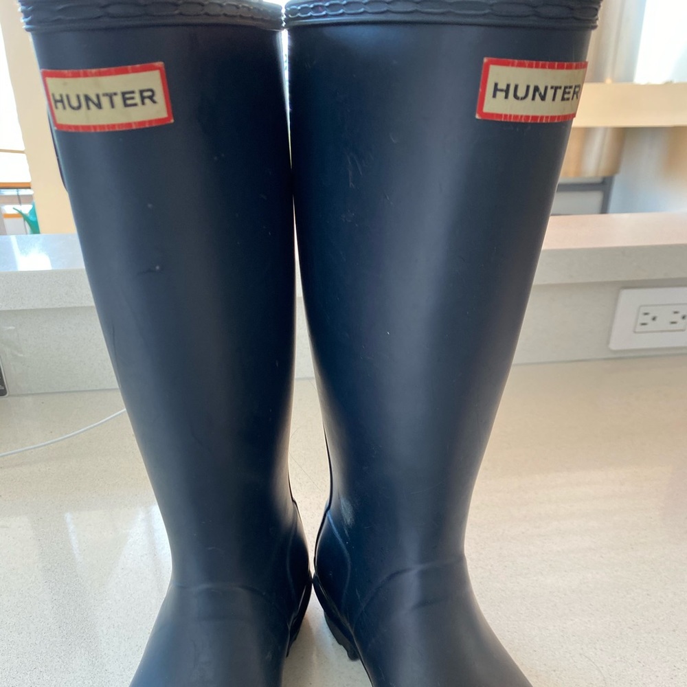 Kids Blue Hunter rain boots.